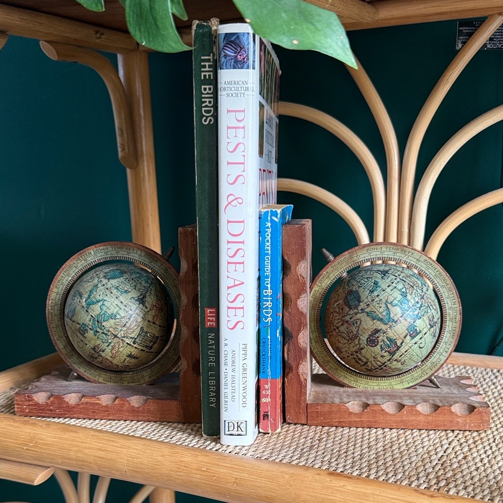 ✨VINTAGE World Globe Book Ends